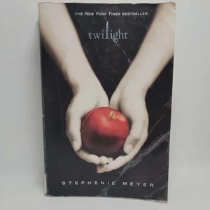 Twilight, Book 1 Paperback by Stephenie Meyer