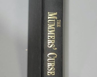 The Mummer's Curse by Gillian Roberts - Vintage Hardcover 1996 - Classic Mystery Fiction Book Suspense Thriller Crime Fiction Novels Detecti