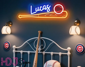 Könnte beinhalten: Ein Baseball-Themenzimmer mit einem Neon-Schild mit dem Namen "Lucas" und einem Baseballschläger- und Ball-Design. Der Raum umfasst baseballförmige Wandleuchten, einen Baseballschläger aus Holz und ein Baseballkissen auf dem Bett. Das Bett hat einen weißen Metallrahmen und eine rote Bettdecke.
