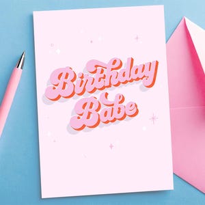 Birthday Babe / Tipografia biglietto di compleanno moderno scritto a mano A6 rosa blu rosso arancione biglietto di compleanno funky