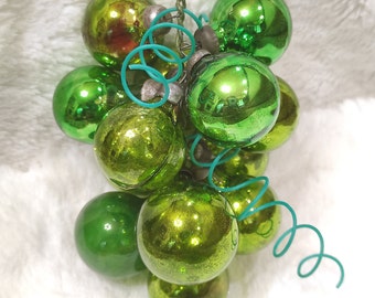 Vintage glazen ornament met groene druif, uniek retro kerstdecor, collectible fruit vakantiedecoratie