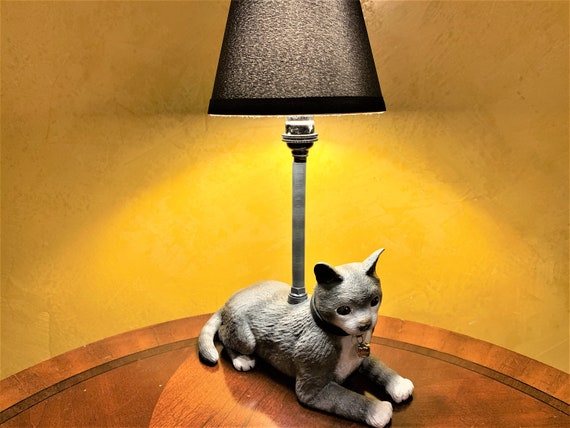 Lampe chat gris brumeux peinte -  France