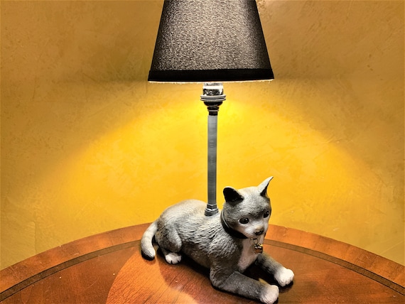 Lampe chat gris brumeux peinte -  France