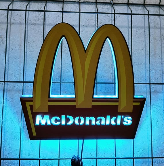 マクドナルド　ロゴ　大型　看板 LINE_ALBUM_20250611__250615_6_