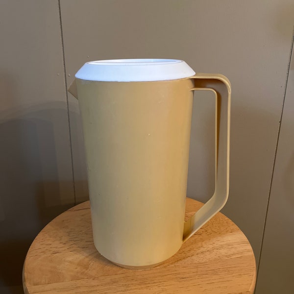 Vintage Rubbermaid Pitcher with lid, 2 1/4 quarts, j2445, retro pitcher