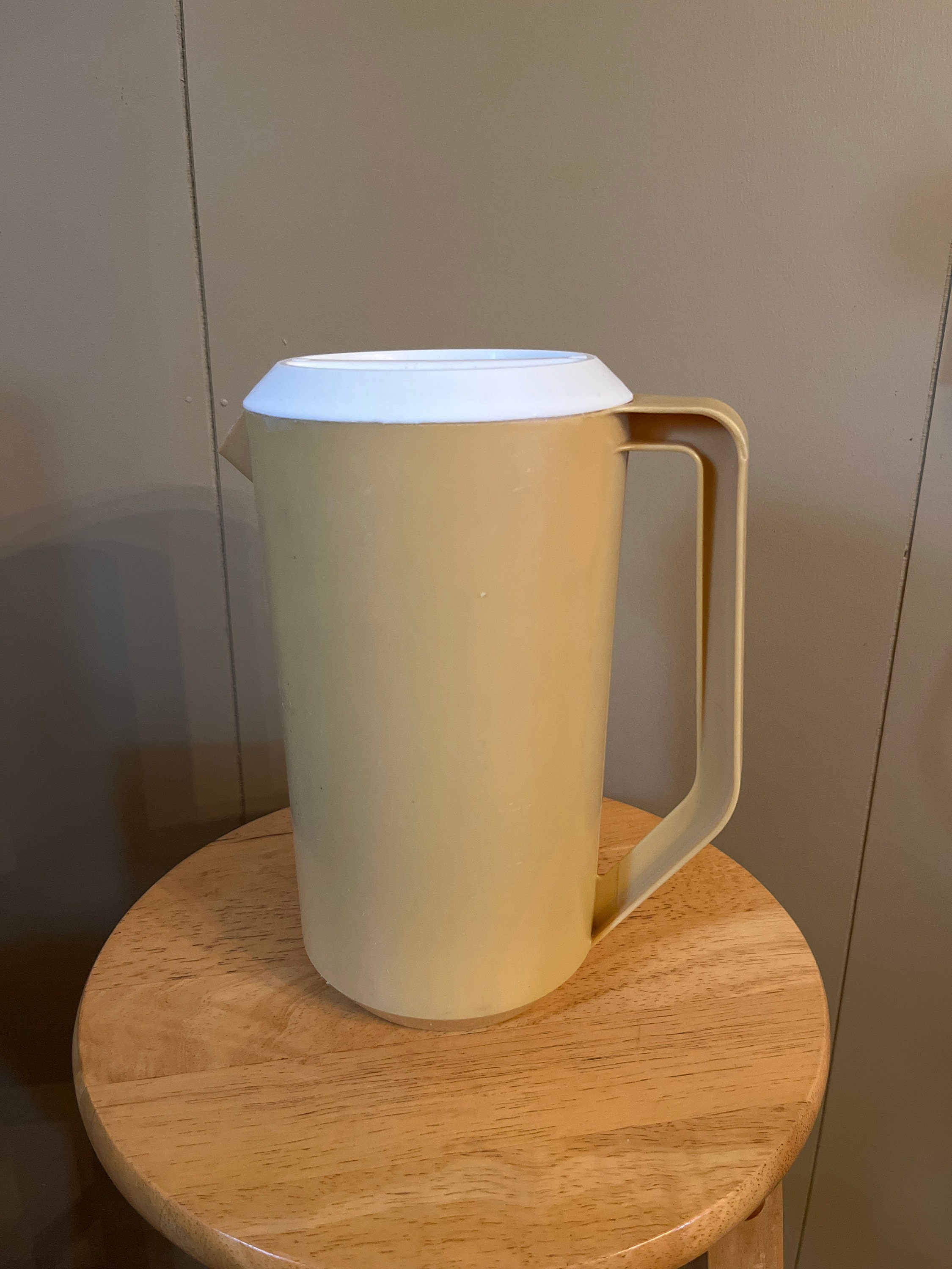 Vintage Rubbermaid Melamine Ribbed 2 Quart Pitcher Tan / Cream 2678 