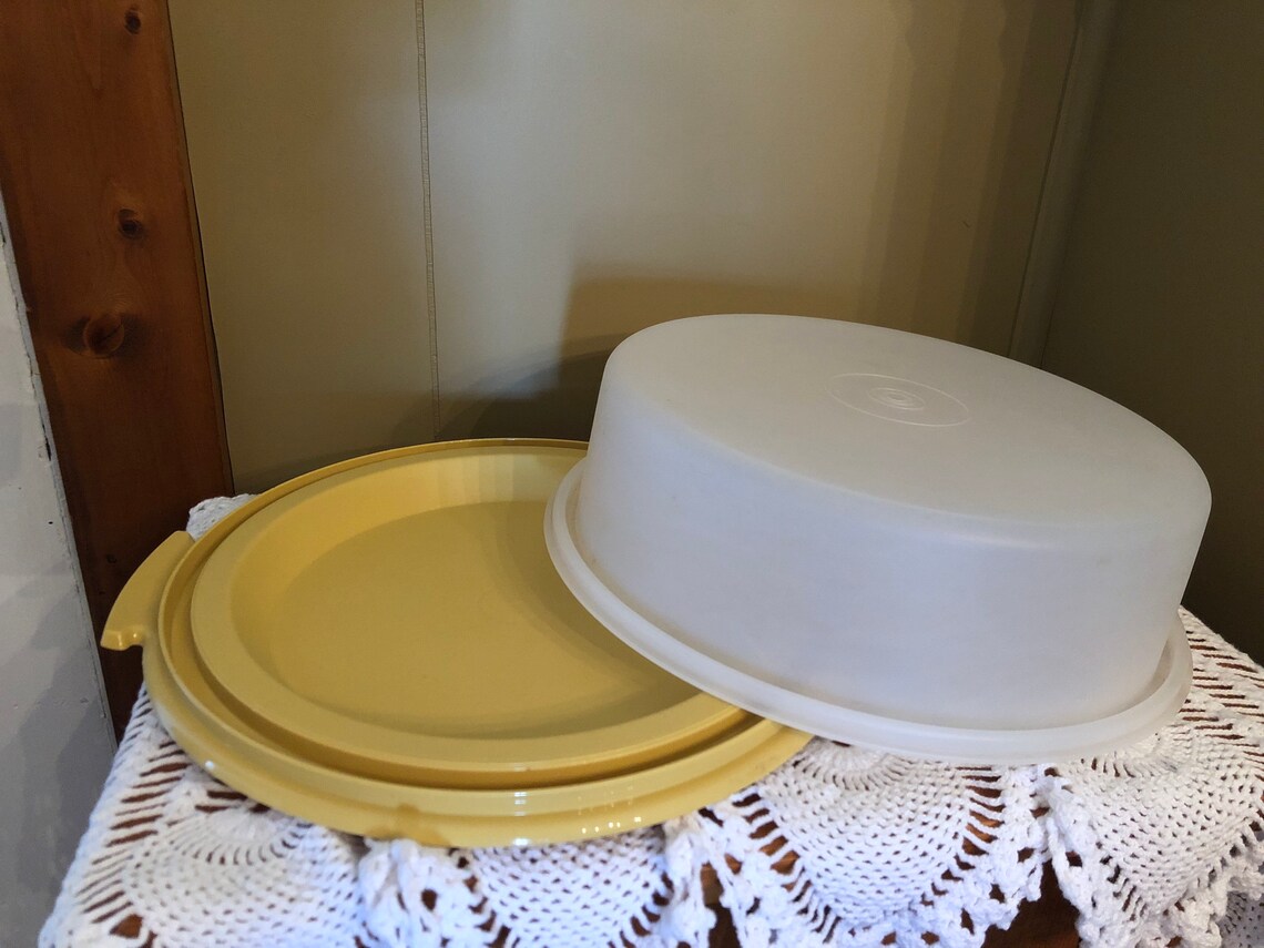 Vintage Tupperware Pie Keeper 7192 bottom 7202 Top. Etsy