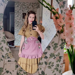 Handmade Mauve Apron with Mushroom Embroidery and Autumn Heathers. Cottagecore, Folklore, Scandinavian. Made in Sweden. Plus Size XS to 2XL image 3