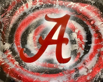 Op de afbeelding: Een abstract schilderij in rood, wit en zwart met een grote rode letter "A" in het midden. De letter wordt omringd door concentrische cirkels in rood, wit en zwart.