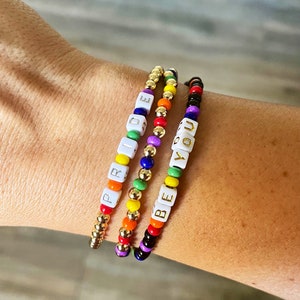 Amor é amor | Orgulho | Arco-íris | Pulseiras com miçangas | Presentes personalizados personalizados | Pulseira personalizada com letras e nomes |