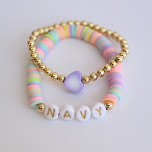 Pulsera personalizada con nombre personalizado / Pulsera con cuentas de letras de palabras / Pulseras Heishi / Pulseras para niñas y mamás / Regalo para ella /