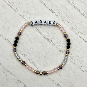 Pulseras Badass / Pulseras de cuentas / Regalos personalizados personalizados / Nombre personalizado Palabra Letra Pulsera con cuentas /