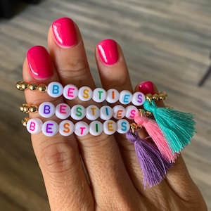 Pulseras Besties / Amistad Mejor Regalo de Amigo / Nombre personalizado Palabra Carta Pulsera con cuentas / Regalos para ella / Pulseras de nombre / Apilables