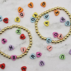 Pulsera inicial de cuentas de corazón / Regalo temático del Día de San Valentín / Pulsera de amor / Regalo de niña / Mami y yo / Regalo para ella / Pulsera Bestie