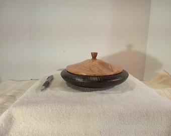 Ciotola in frassino bruciato con coperchio 7 1/2"L x 3 1/2"A