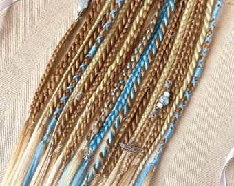 Cola de caballo con rastas rubias californianas, trenzas rubias con diadema azul claro, trenzas de festival con dijes plateados, largo 18", trenzas 20