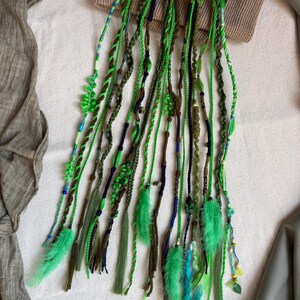 Set mit 5 Haarspangen mit grünen Dreadlocks für Waldelfen- oder Feenkostüme oder alternative Festivaloutfits, Länge 22 Zoll, 19 Zöpfe