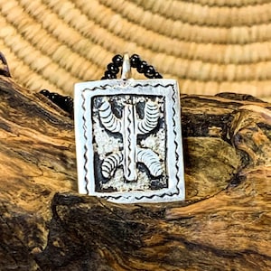 ネックレスギフト、首輪Amazigh Hecho a Mano con elSymbol de la libertad "Yaz" - ⵣ、完璧なギフト、誕生日プレゼント、+ Cordon de Cuero Extra。