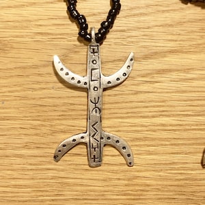 Amazigh ネックレス、ギフト、Amazigh 首輪 Hecho a Mano elsymbol de la libertad "Yaz" - ⵣ con Tamazight (ⵜⴰⵎⴰⵣⵉⵖⵜ)、+ Cordon de Cuero Extra。