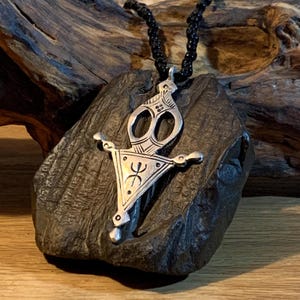 Collar Amazigh Hecho a Mano con simbología amazigh ⵣ、彼女と彼のためのネックレス、最高のギフト + Cordon de Cuero Extra