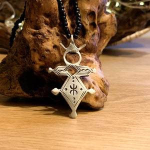 トゥアレグ族のネックレス、首輪 Amazigh Hecho a Mano con simbología amazigh ⵣ、ジュエリー ギフト、家族へのギフトに最適 + Cordon de Cuero Extra。