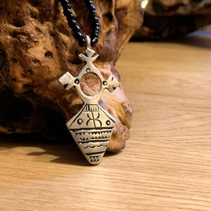 ネックレス本物、Amazigh ジュエリー、首輪 Amazigh Hecho a Mano con amazigh の象徴 ⵣ 完璧なギフト + Cordon de Cuero Extra。