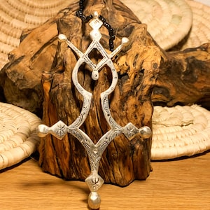 首輪 Amazigh Hecho a Mano con simbología amazigh ⵣ、ネックレス ギフト、完璧なギフト、誕生日ギフト、+ Cordon de Cuero Extra。