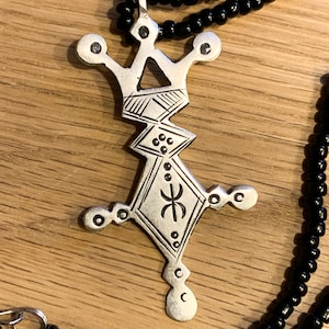 首輪 Amazigh Hecho a Mano con amazigh 象徴性 ⵣ、彼女のためのネックレス + Cordon de Cuero Extra。