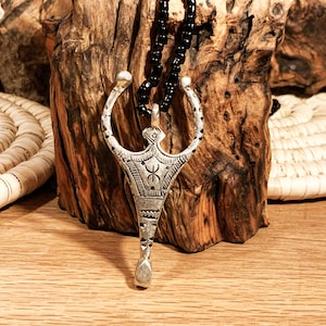 首輪 Amazigh Hecho a Mano con simbología amazigh ⵣ、ネックレス ギフト、完璧なギフト、誕生日ギフト、+ Cordon de Cuero Extra。