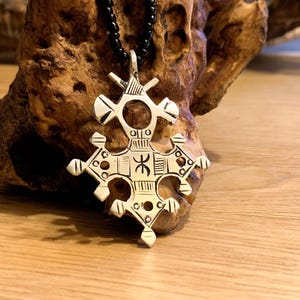 彼女への誕生日プレゼント、首輪 Amazigh Hecho a Mano con simbología amazigh ⵣ、Amazigh ネックレス、家族への最高のギフト + Cordon de Cuero Extra。