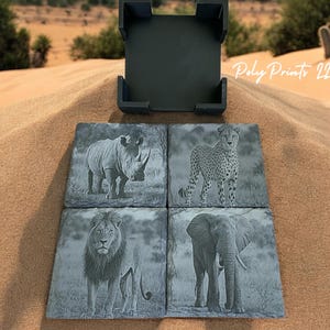 Posavasos de animales de safari con soporte: juego de 4 posavasos de piedra absorbente con rinoceronte, guepardo, león y elefante. Decoración para el hogar con temática de vida silvestre.