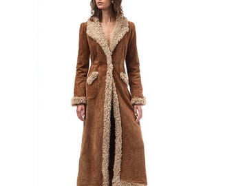 Dam 70-tals Penny Lane fårskinnsjacka Brun mockakappa Dam Lång kappa med fårskinnspälsdetaljer Vintage lyxig handgjord vinterjacka