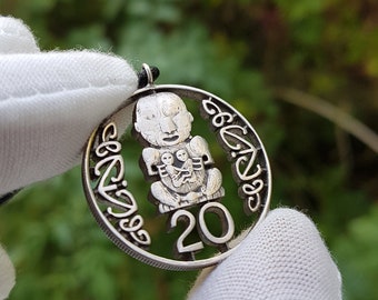 Māori Tāne - Dieu de la forêt et des oiseaux - Pendentif de style maori fait main avec une pièce de 20 cents de Nouvelle-Zélande - Nouvelle-Zélande