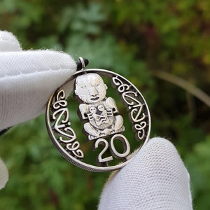 Māori Tāne - Dieu de la forêt et des oiseaux - Pendentif de style maori fait main avec une pièce de 20 cents de Nouvelle-Zélande - Nouvelle-Zélande