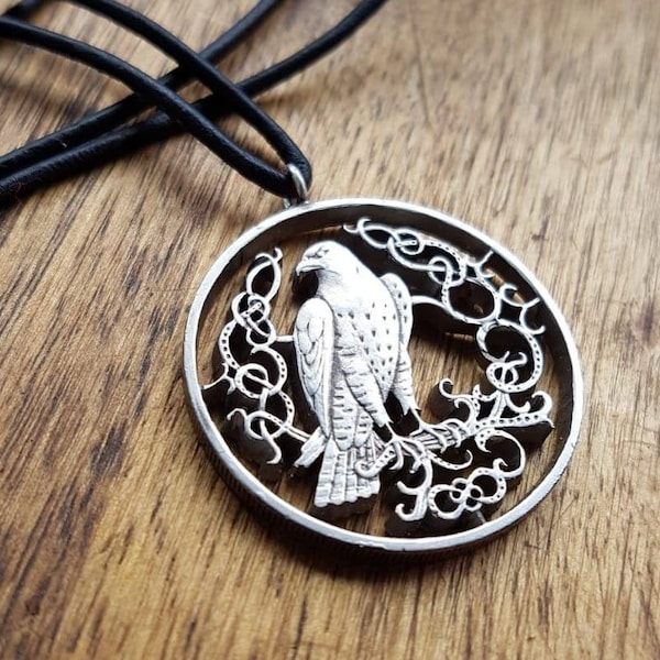 Falke in keltischer Ornamentik - Handgefertigter Anhänger im keltischen Stil aus einer 10 Pence-Münze von der Isle of Man
