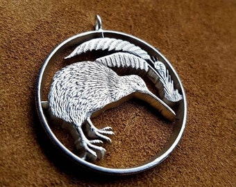 Kiwi and fern leaves - Handmade pendant made from a New Zealand 20 cent coin - Oceania, New Zealand