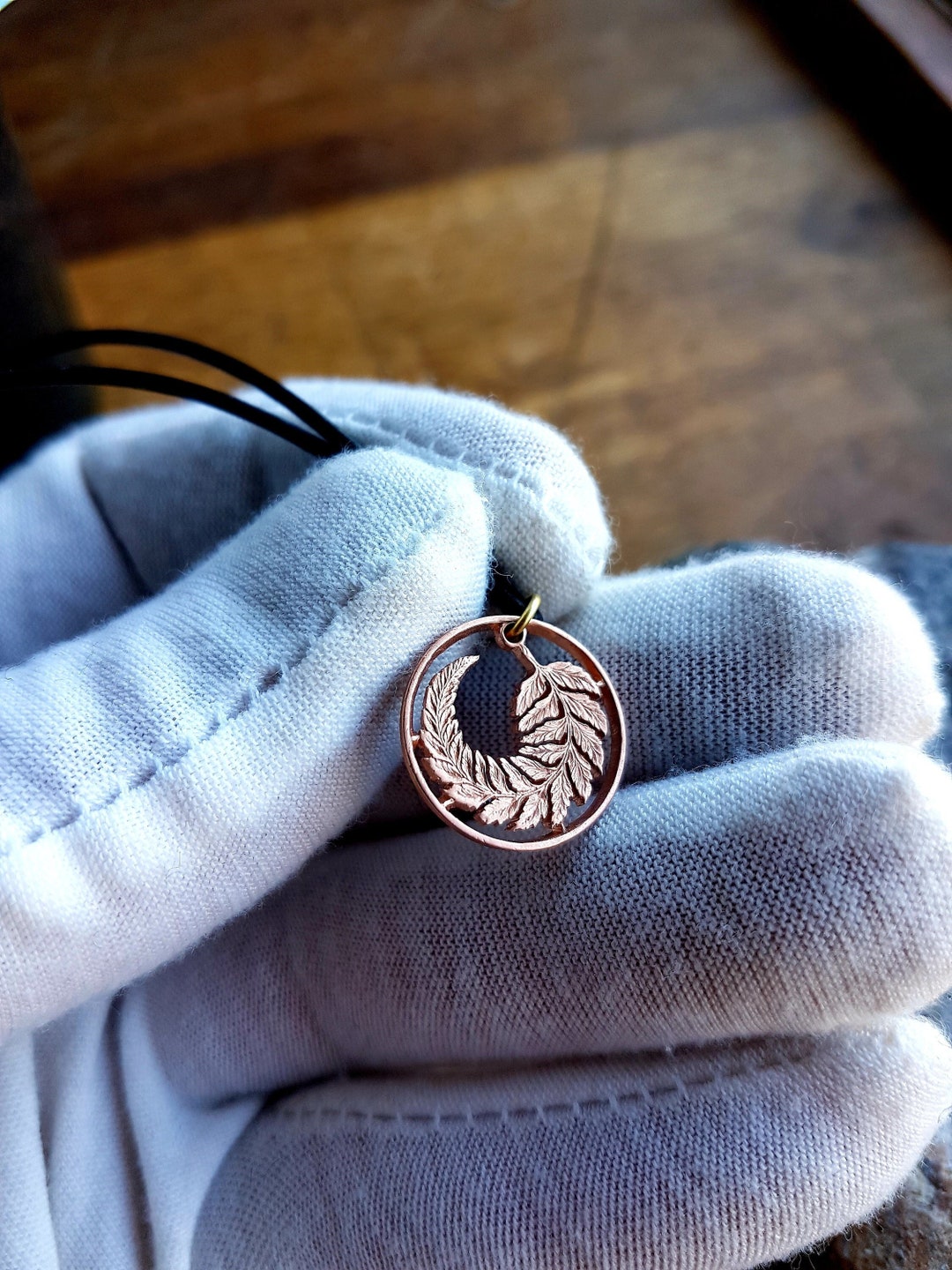 White Cloud New Zealand Pendentif Néo-Zélandais Kuru Heart Fait Main en Etain Fin, Fabrication Française