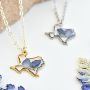 Colar com flor Bluebonnet do Texas: Joia artesanal em resina, presente perfeito para fãs do estado.