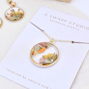 Collar personalizado de flores prensadas: Joyería nupcial personalizada de resina dorada