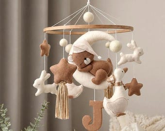 Giostrina per culla personalizzata con orsetto, oca e coniglietto, decorazione neutra per la cameretta.