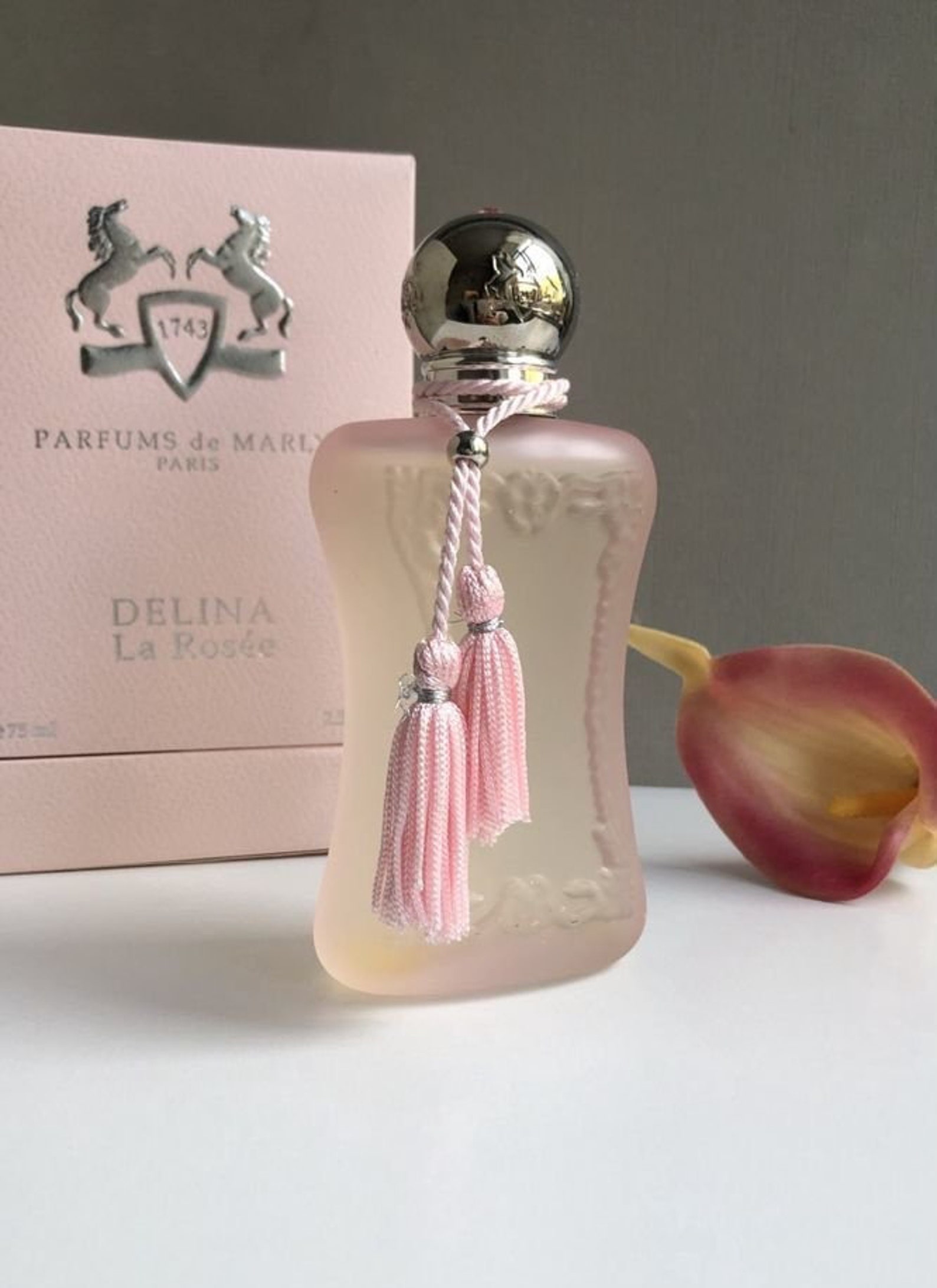 De marly delina la rosee. Делина Парфюм Марли. Делина де Марли духи. Духи de Marly delina Royal Essence. Парфюм де Марли Делина ла Розе.