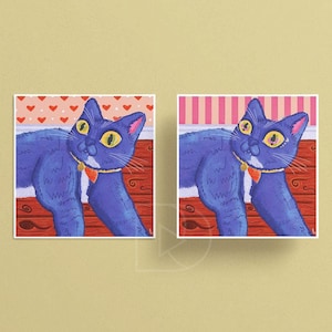 Puede incluir: Dos ilustraciones de un gato azul con ojos amarillos y un collar rojo. El gato est&aacute; tumbado sobre una superficie de madera roja y marr&oacute;n. El fondo de la primera ilustraci&oacute;n es rosa con corazones blancos. El fondo de la segunda ilustraci&oacute;n es rosa y blanco a rayas.