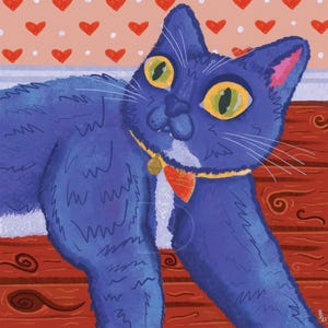 Puede incluir: Un gato azul con grandes ojos amarillos y un collar con un coraz&oacute;n rojo est&aacute; sentado en un suelo de madera con un fondo rojo y blanco.