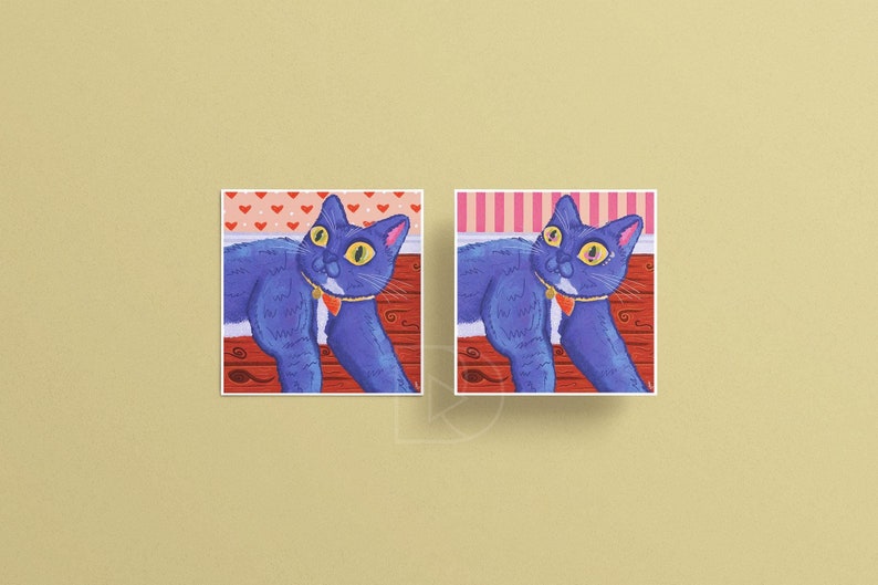 Puede incluir: Dos ilustraciones de un gato azul con ojos amarillos y un collar rojo. El gato est&aacute; tumbado sobre una superficie de madera roja y marr&oacute;n. El fondo de la primera ilustraci&oacute;n es rosa con corazones blancos. El fondo de la segunda ilustraci&oacute;n es rosa y blanco a rayas.