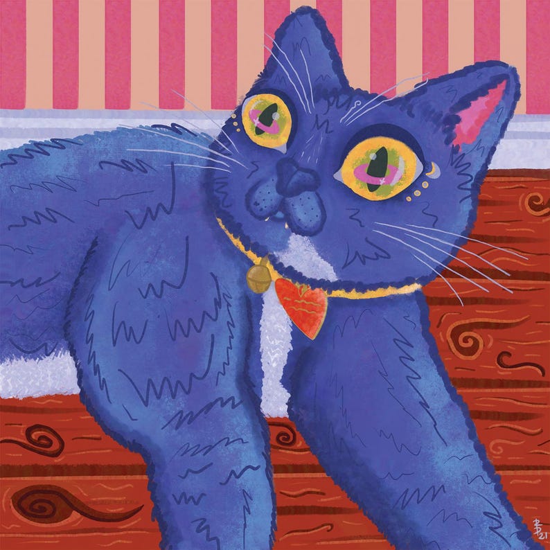 Puede incluir: Un gato azul con ojos amarillos y nariz rosa est&aacute; acostado en un suelo de madera. El gato lleva un collar dorado con un dije de coraz&oacute;n rojo y una campana.