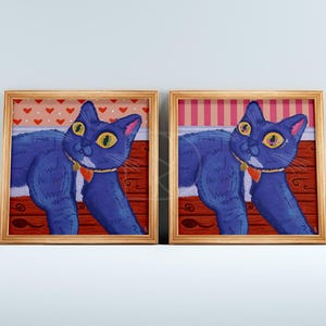 Puede incluir: Dos pinturas enmarcadas de un gato azul con ojos amarillos y un collar rojo. El gato est&aacute; acostado sobre una superficie con estampado rojo y blanco. Los marcos son de madera y tienen un acabado marr&oacute;n claro.