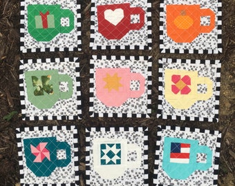 PDF Quilt Block Mönster: En mugg för alla årstider - Innehåller instruktioner för 15 cm och 30 cm färdiga block