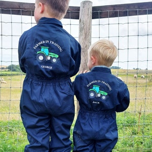 GEPERSONALISEERDE Kids boer in opleiding Navy overalls Boilersuit Puddlesuit verjaardagscadeau, Kids Navygeborduurde boerderij alles in één, tractor thema afbeelding 1