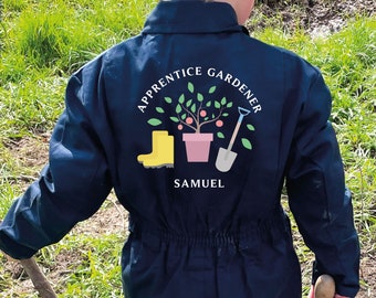 PERSONALIZZATO apprendista giardiniere tuta blu scuro Boilersuit Puddlesuit regalo di compleanno, tuta da costruttore ricamata per bambini, tema di giardinaggio