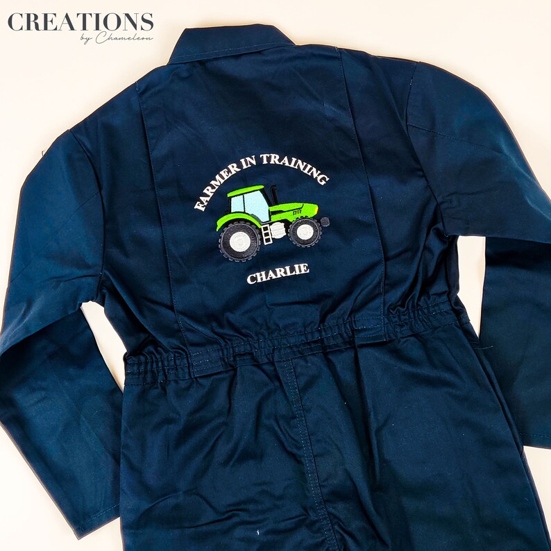 GEPERSONALISEERDE Kids boer in opleiding Navy overalls Boilersuit Puddlesuit verjaardagscadeau, Kids Navygeborduurde boerderij alles in één, tractor thema afbeelding 7